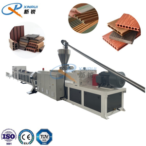  WPC PE Dacking Floor Freeding Machine Automatic WPC Loulver Mur Panel Profil Production Line de production
