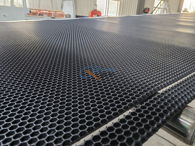 Machine de fabrication de tapis en plastique de tapis de porte antidérapant PVC