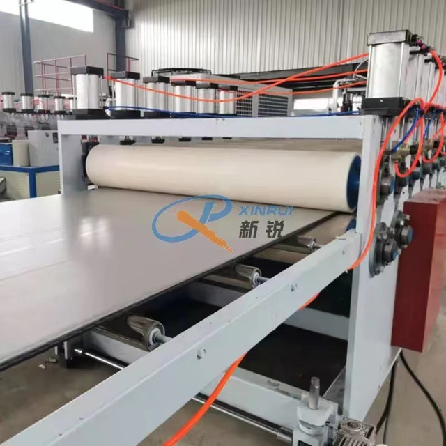 Machine de fabrication de planche en plastique de construction de construction de construction creux de 18 mm