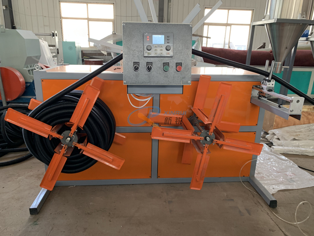 Chaîne de production de tuyaux ondulés en plastique PE PA PP, tuyau de gaine électrique ondulé faisant la machine