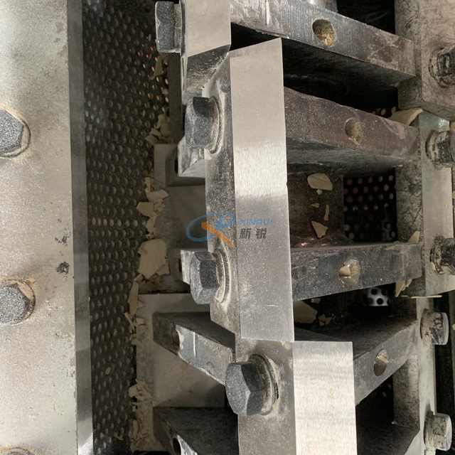 Crusteur à pulvérisation en plastique de haute qualité pour profil de feuille de planche à tuyaux en plastique