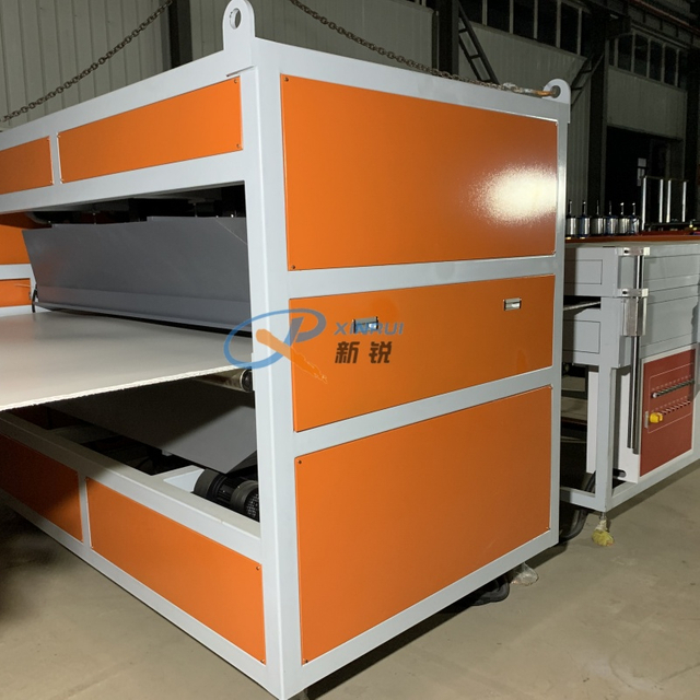 Machine de fabrication en plastique creuses ondulé