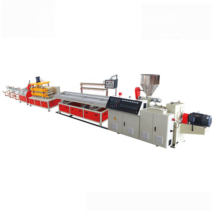 Panneau de plafond de PVC et machine d'extrusion de panneau de mur pour la production matérielle de décoration